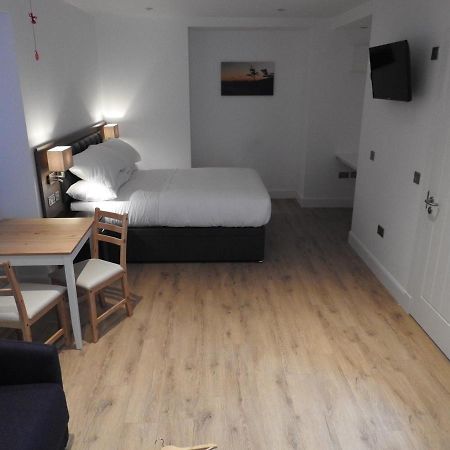 House Of Juniper - Luxury Accessible Apartment 布罗德福德 外观 照片