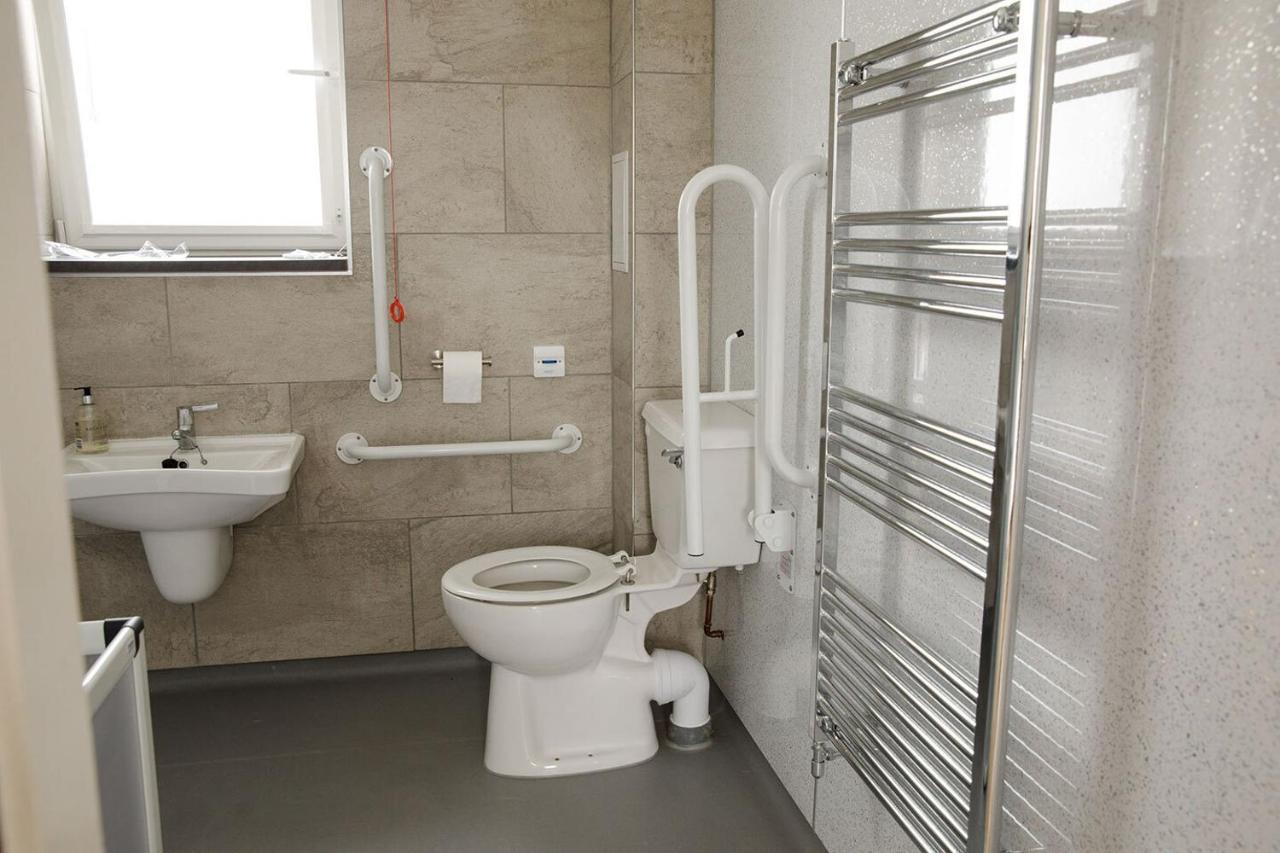 House Of Juniper - Luxury Accessible Apartment 布罗德福德 外观 照片